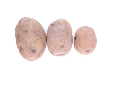 Beyaz arka planda patatesler