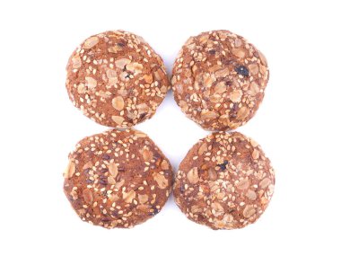 Beyaz arka planda yulaf ezmeli kurabiyeler