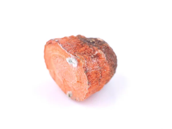 Scheibe getrocknete Karotten auf weißem Hintergrund — Stockfoto