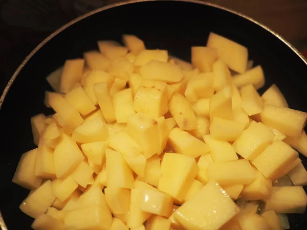 Pommes de terre frites dans une poêle — Photo