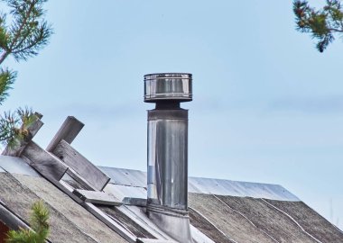 gökyüzüne karşı metal baca