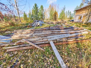 İnşaat alanı üzerinde eski plakalar