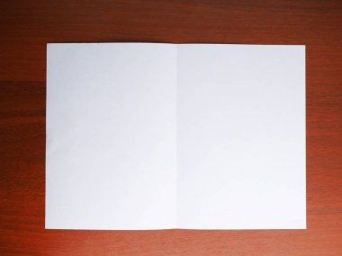 Kağıt ahşap arka plan üzerinde