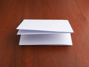 Kağıt ahşap arka plan üzerinde