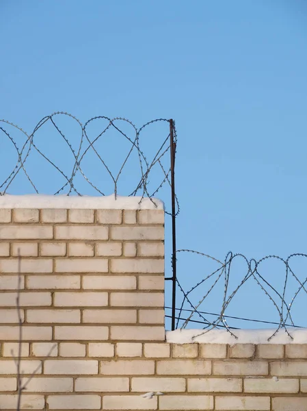 Barbed Wire Brick Fence — Stock Photo, Image