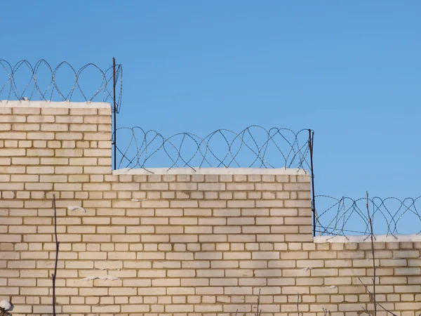 Prikkeldraad Een Baksteen Hek — Stockfoto