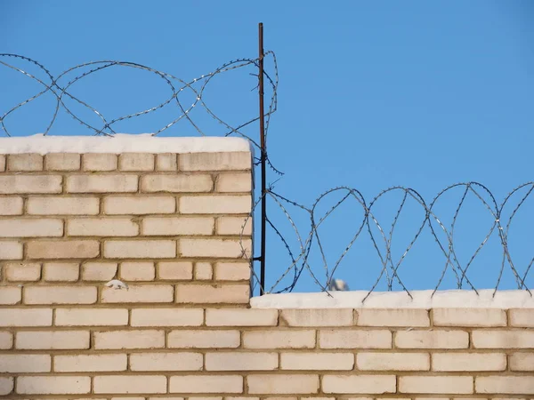 Barbed Wire Brick Fence — Stock Photo, Image