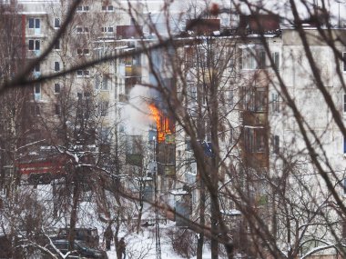 Evin balkonunda ateş