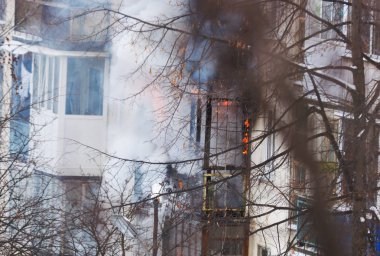 Evin balkonunda ateş