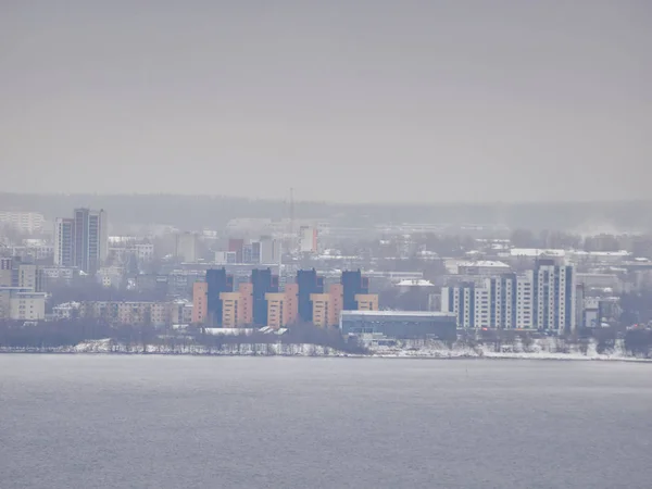 Cidade no lado oposto do lago. Petrozavodsk. Rússia — Fotografia de Stock