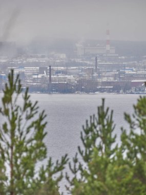 Gölün karşı kıyısındaki şehir. Petrozavodsk. Rusya