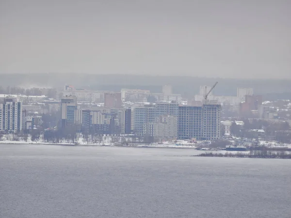 Város a tó túloldalán. Petrozavodszk. Oroszország — Stock Fotó