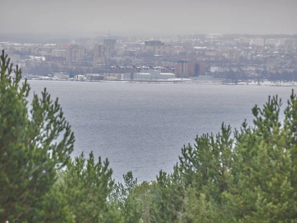 Ciudad en el lado opuesto del lago. Petrozavodsk. Rusia — Foto de Stock