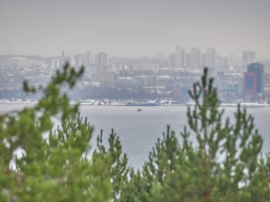 Gölün karşı kıyısındaki şehir. Petrozavodsk. Rusya
