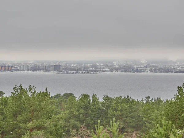 Miasto po przeciwnej stronie jeziora. Pietrozawodsk. Rosja — Zdjęcie stockowe