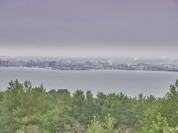 Cidade no lado oposto do lago. Petrozavodsk. Rússia — Fotografia de Stock