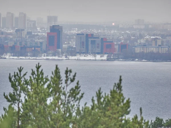 Città sul lato opposto del lago. Petrozavodsk. Russia — Foto Stock