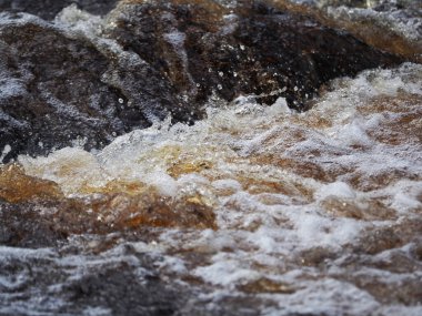 Nehirde su var. kış