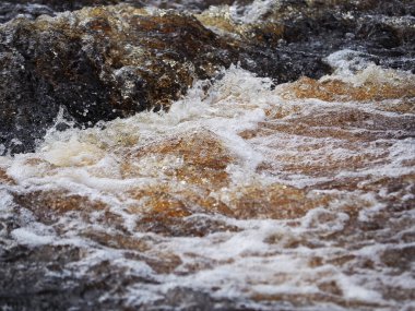 Nehirde su var. kış