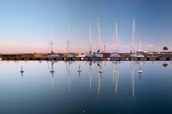 Barcos à vela ao pôr-do-sol — Fotografia de Stock