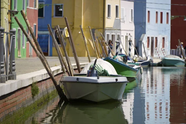 Barcos en Burano en Italia — Foto de Stock