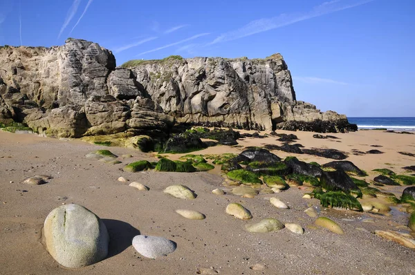 Beach and cliff at Quiberon peninsula in France — Stock Photo, Image