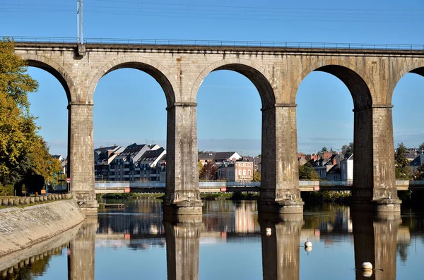 Viaduct over de rivier de Mayenne op Laval in Frankrijk — Stockfoto