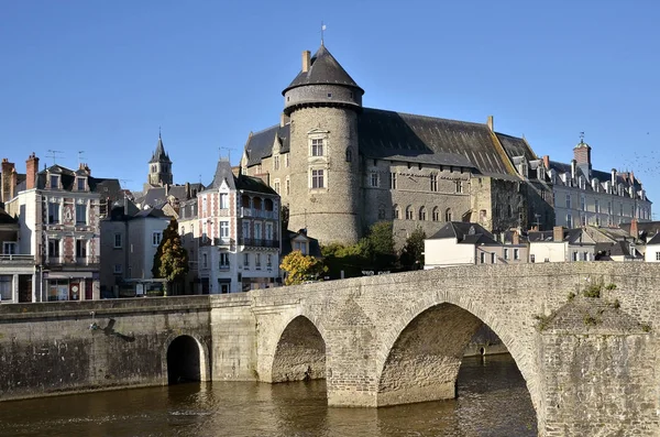 O rio Mayenne em Laval na França — Fotografia de Stock