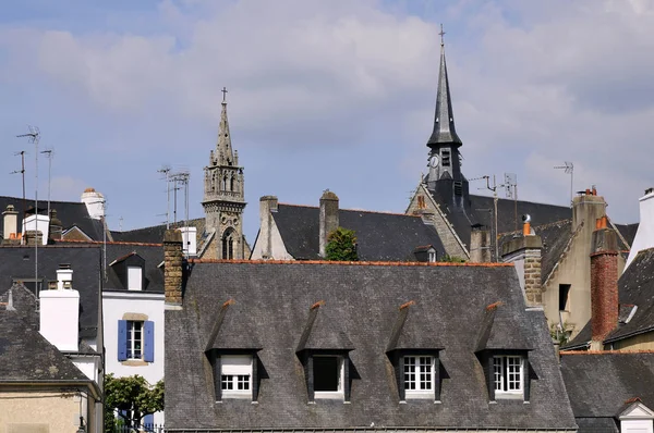 Tak och klocktorn över Auray i Frankrike — Stockfoto