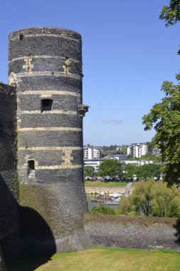 Kale kule ve nehir Maine Angers, Maine-et-Loire bölümü, komün adlı noktasındaki Pays de la Loire bölgesi, Batı Fransa Paris yaklaşık 300 km (190 mil) güneybatısında
