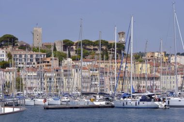 Cannes Limanı Suquet kale ve kilise Notre-Dame-d'Esperance. Cannes French Riviera üzerinde yer alan bir şehirdir. Fransa'nın bir komün Alpes-Maritimes bölümünde bulunur
