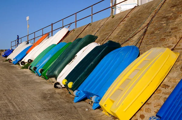 Pequenos Barcos Multicoloridos Contra Uma Parede Porto Maria Quiberon Departamento — Fotografia de Stock