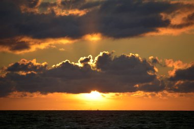 Günbatımı Brittany Fransa denizde bulutlar ile