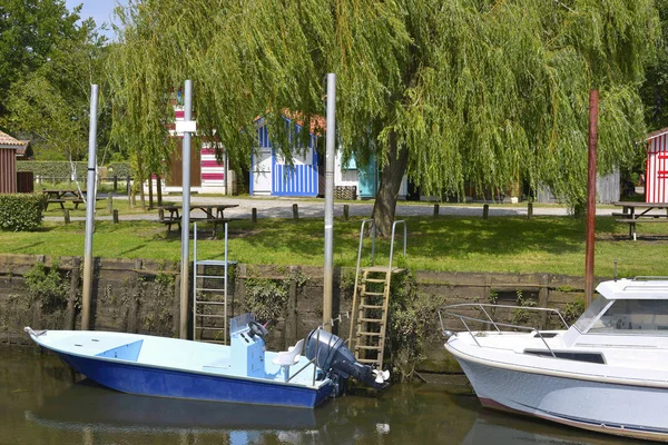 Barcos Puerto Ostreicole Casas Madera Biganos Municipio Situado Orilla Bahía — Foto de Stock