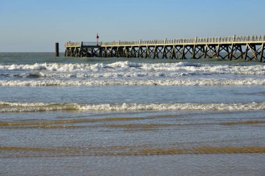 Saint-Jean-de-Monts plajı ve rıhtımı, Fransa 'nın batısındaki Pays de la Loire bölgesinde Vende bölümünde bir komün..