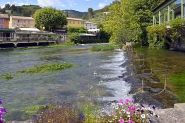 Fontaine de Vaucluse 'deki Sorgue Kaynağı, Vaucluse ve Fransa' daki Provence-Alpes-Cte d 'Azur bölgesi içinde bir komün.