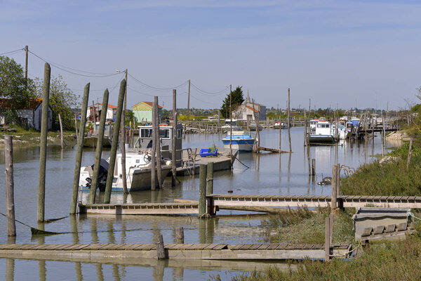 Устричный порт на реке Сёдр в Ла-Кайенне, коммуна в морском департаменте Шарант на юго-западе Франции
.