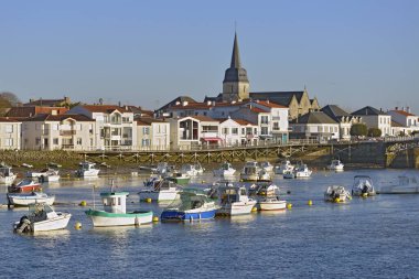 Saint-Gilles-Croix-de-Vie Limanı. Arka planda Saint Gilles Kilisesi. Fransa 'nın batısındaki Pays de la Loire bölgesinde Vende Bölgesi' nde komün.
