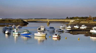Saint-Gilles-Croix-de-Vie 'deki La Vie nehrinin panoramik fotoğrafı. Fransa' nın batısındaki Pays de la Loire bölgesinde Vende bölümünde komün.