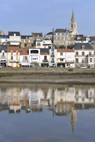 海に大きな反射を持つポルノの町 ポルニックは フランス西部のロワール地方のペイ ロワール地方のロワール アトランティック県に位置する自治体です — ストック写真