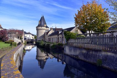 Fransa 'nın kuzeybatısındaki Pays de la Loire bölgesinde bulunan Sarthe Bölgesi' nde bir komün olan La-Fert-Bernard 'da büyük bir yansımayla Huisne nehri kıyısındaki müstahkem Saint-Julien' de kalacaksınız..
