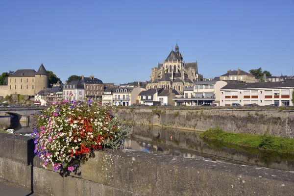 Ποταμός Στην Πόλη Mayenne Βασιλική Και Κάστρο Notre Dame Κοινότητα — Φωτογραφία Αρχείου