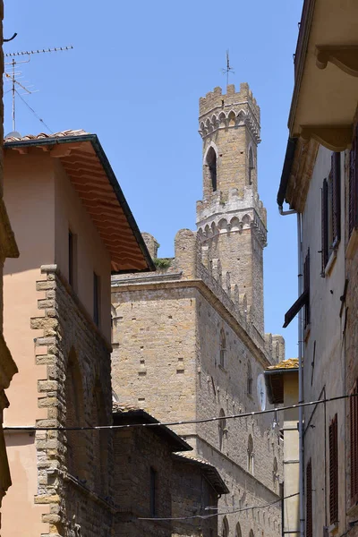 Typisk Gränd Och Campanile Dei Priori Palats Staden Volterra Italiensk — Stockfoto
