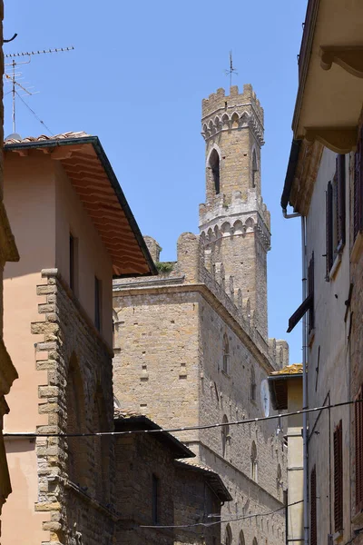 Τυπικό Δρομάκι Και Campanile Dei Priori Παλάτι Της Πόλης Volterra — Φωτογραφία Αρχείου