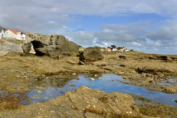 Skalnaté Pobřeží Proraženou Skálou Prfailles Obec Departementu Loire Atlantique Západní — Stock fotografie