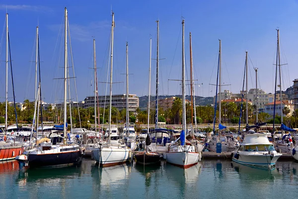 Hafen Von Cannes Frankreich Mit Segel Und Schnellbooten Einer Stadt — Stockfoto