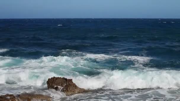 波浪和岩石 — 图库视频影像