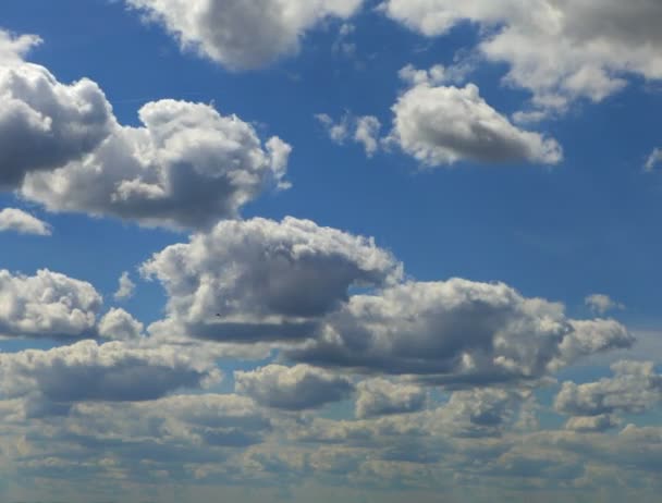 Nubes de verano móviles — Vídeo de stock