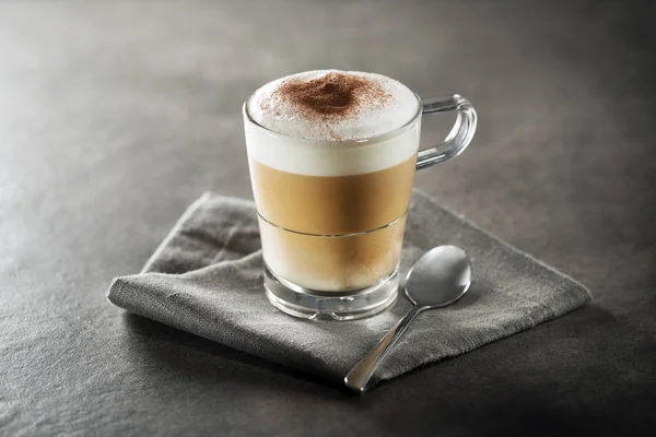 Cappuccino kaffe i glas — Stockfoto