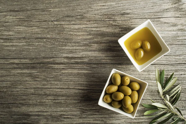 Оливковое масло с оливковыми фруктами — стоковое фото